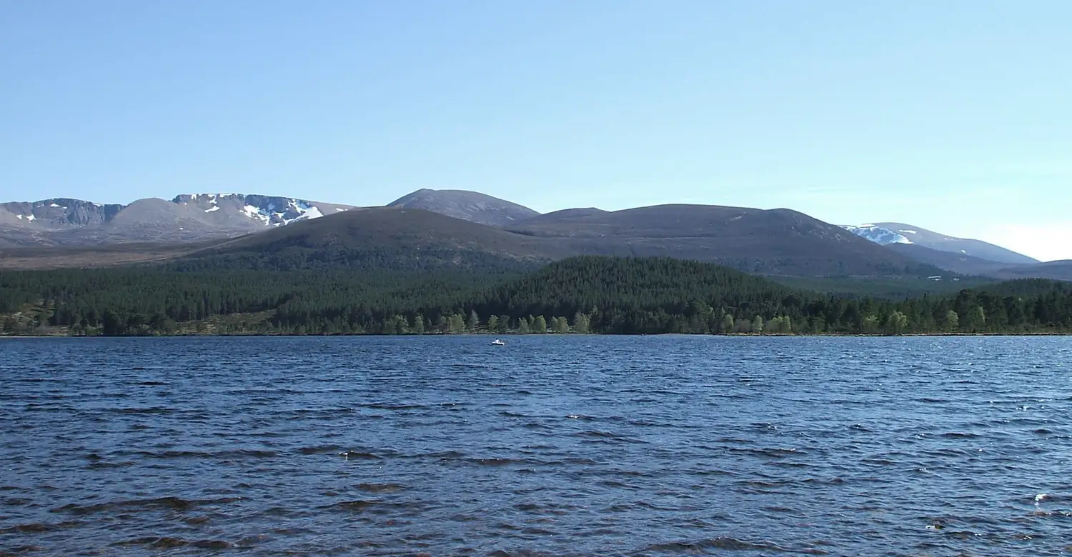 Loch Morlich e le Cairngorm Mountains, nel Parco Nazionale dei Cairngorms