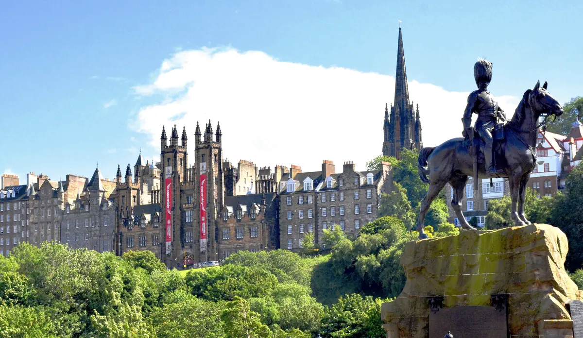 Lo skyline storico di Edimburgo con una statua equestre in primo piano