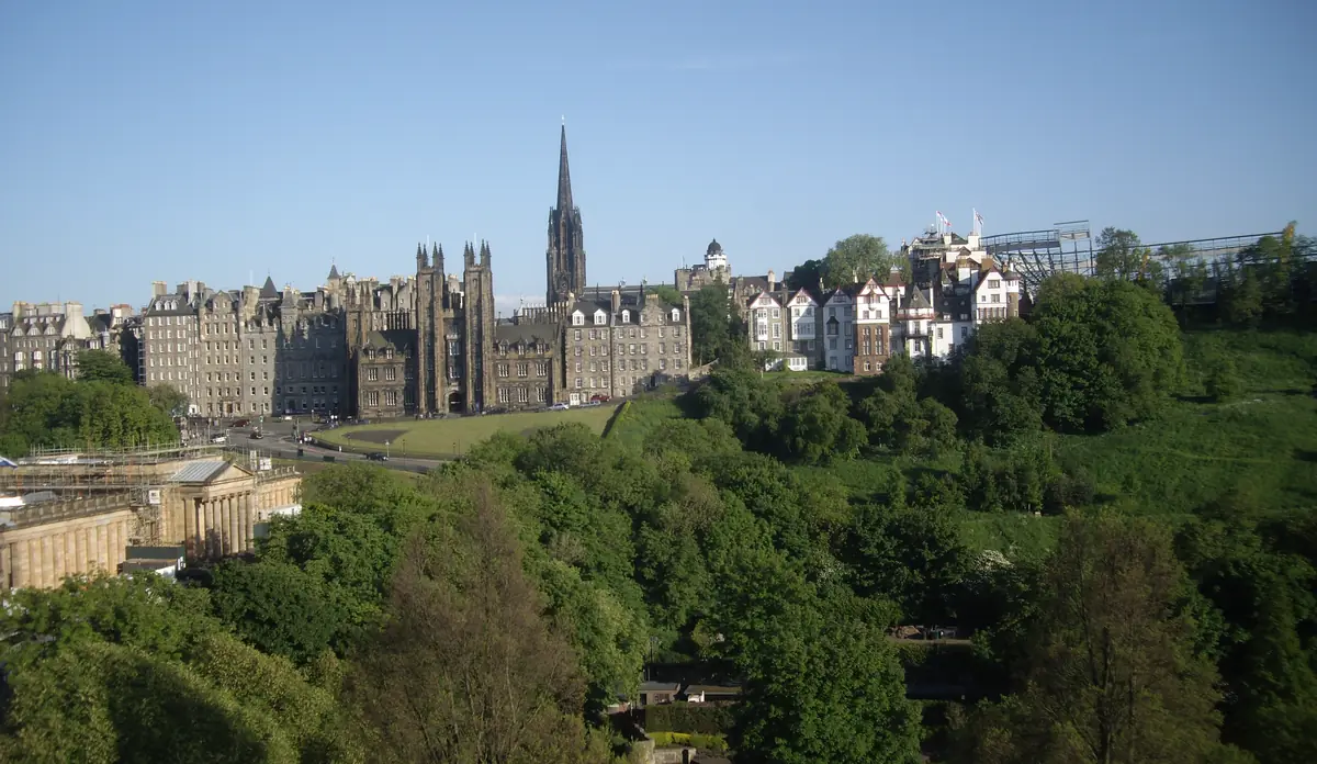 Lo skyline della città vecchia di Edimburgo
