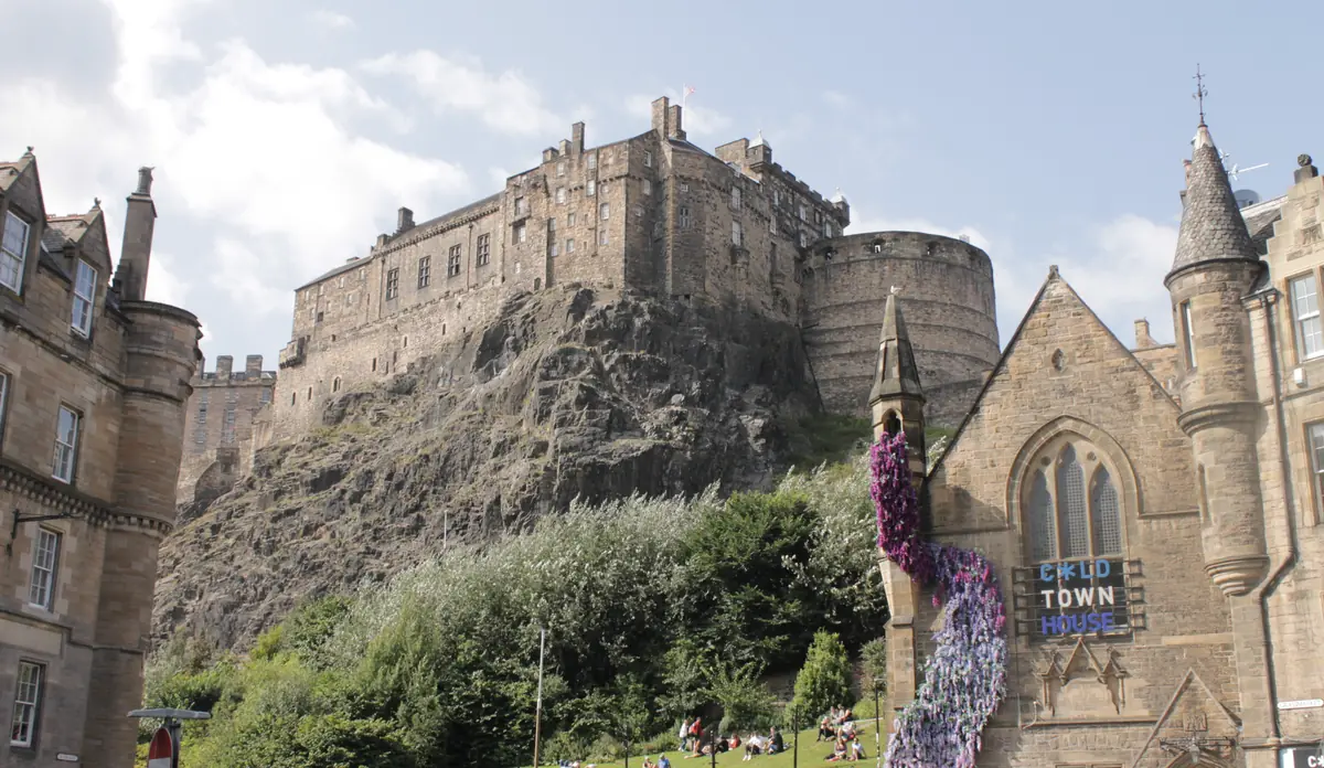Il Castello di Edimburgo sulla sua roccia vulcanica, visto dal Grassmarket