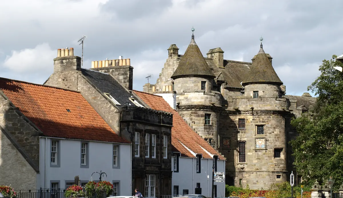 Il Falkland Palace fra le case del villaggio di Falkland