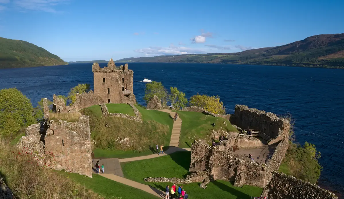 Il Castello di Urquhart affacciato su Loch Ness